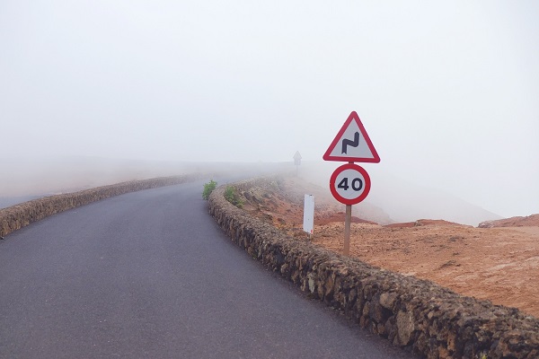 Tempolimit, Schild, Straße, Nebel, Auto, Geschwindigkeitsbegrenzung