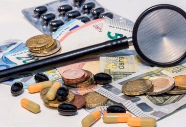 Euro, Euroscheine, Münzen, Geld, Bargeld, Tabletten, Stethoskop, Pharma-Aktien, Pharma Dividenden-Aristokraten