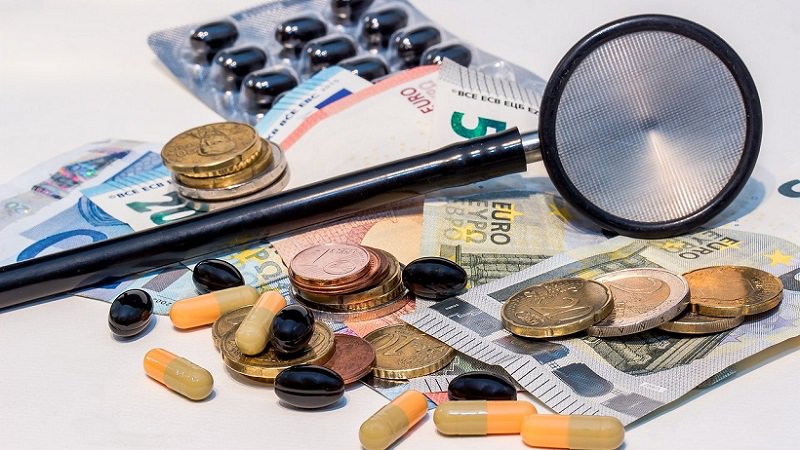 Euro, Euroscheine, Münzen, Geld, Bargeld, Tabletten, Stethoskop, Pharma-Aktien, Pharma Dividenden-Aristokraten