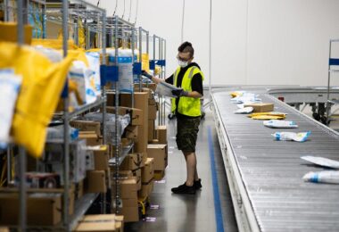 Amazon Fulfillment Center, Verpackungen, Fließband, Amazon Plastik