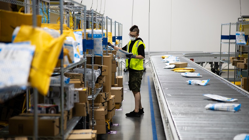 Amazon Fulfillment Center, Verpackungen, Fließband, Amazon Plastik