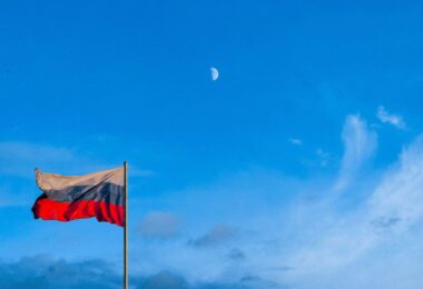 Russische Flagge vor blauem Himmel