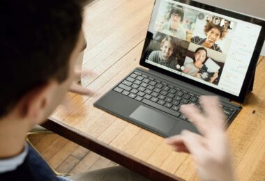 Mann vor Laptop mit Videokonferenz