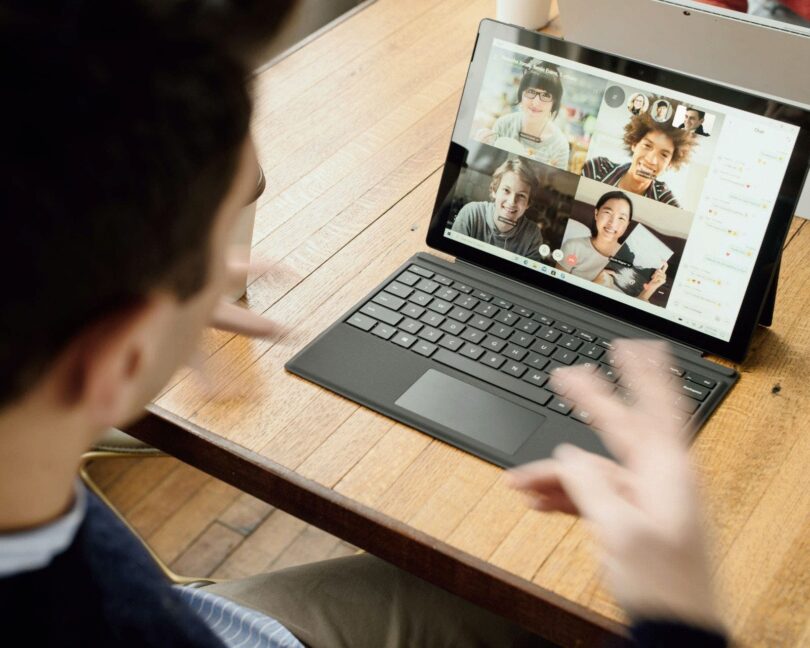 Mann vor Laptop mit Videokonferenz