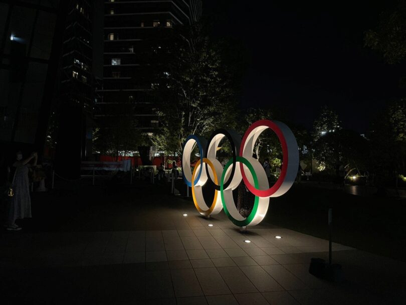 Olympische Ringe im Dunkeln