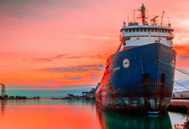 Schiff am Hafen im Sonnenuntergang