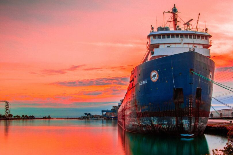Schiff am Hafen im Sonnenuntergang