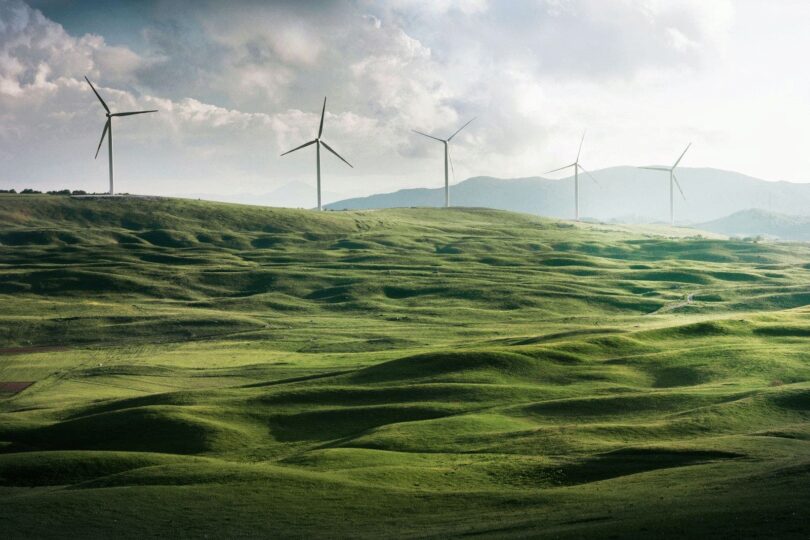 Windräder in grüner Landschaft