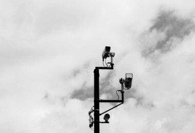 Überwachungskameras vor Wolken