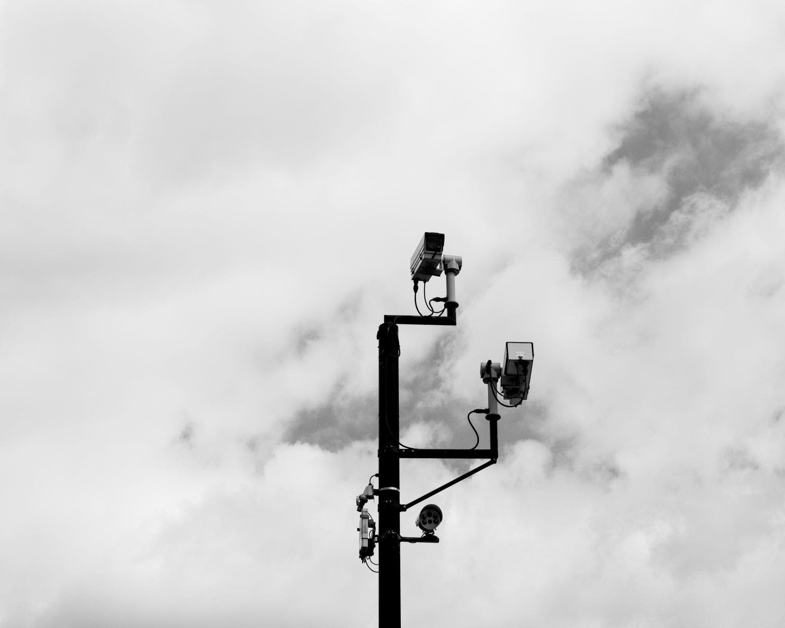 Überwachungskameras vor Wolken