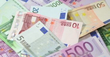 Euro, Euroscheine, Geld, Geldscheine, Banknoten, deutsche Aktien 2022