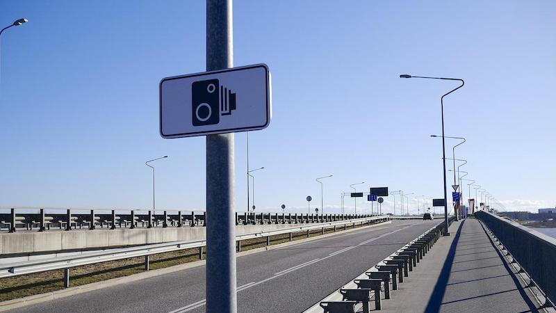 Blitzer, Radarfalle, Radarkontrolle, Straßenverkehr, Brücke, Straße, Landkreis Ludwigslust-Parchim