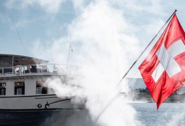 Schweiz, Schweizer Flagge, Zürichsee, beste Schweizer Aktien 2022, Schweizer Dividendenaktien 2022