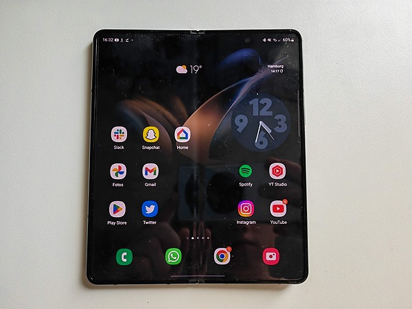 Samsung Galaxy Z Fold4 display