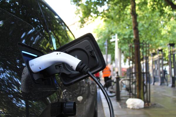 E-Auto, Stadt, Nachhaltigkeit, Ladesäule, Ladestation, Carsharing