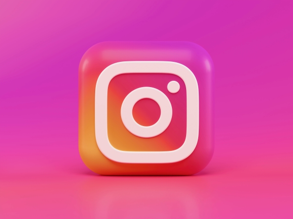 Soziale Netzwerke, Facebook, Instagram, Snapchat, TikTok, YouTube, WhatsApp, Social Media, Post, Tweet, Share, Follower, Influencer, Likes, Wirtschaft