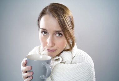 Erkältung, krank, Tee trinken, Arbeiten trotz Krankschreibung