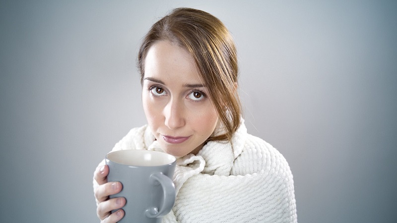 Erkältung, krank, Tee trinken, Arbeiten trotz Krankschreibung
