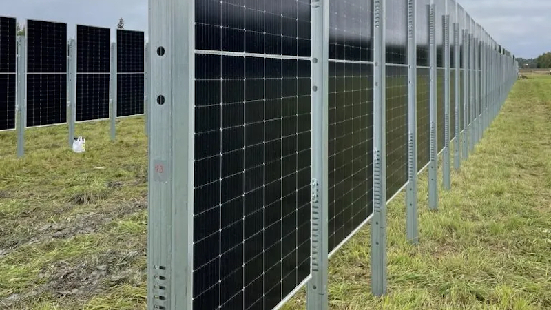 This solar fence is set to revolutionize highways and agriculture