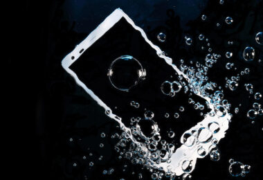 Dein Handy ist ins Wasser gefallen, Wasserschaden, Reparatur, Notfall, Flüssigkeit, Handy, Smartphone, Telefon, Mobiltelefon, Technologie, Elektronik