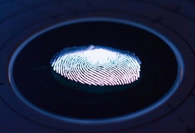 Fingerabdrücke Smartphone Polizei, Urteil, Gericht, Entscheidung, Verdacht, Betrug, Handy, Mobiltelefon