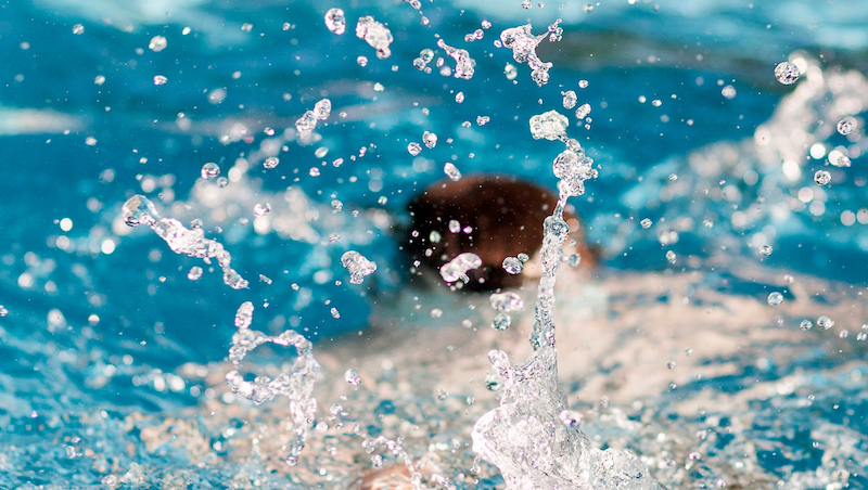 Swimming pool uses artificial intelligence as a lifeguard