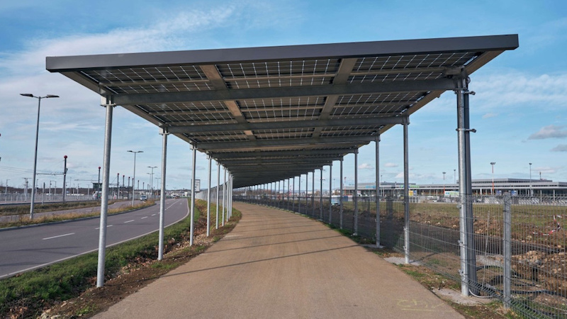 Freiburg presents the first solar roof for cycle paths