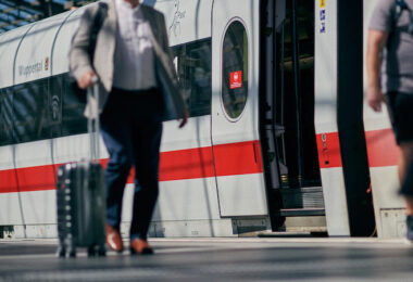 Sitzplatzreservierung teuere, Sitzplatzreservierung 1. Klasse, Deutsche Bahn Preise, 1. Klasse, 2. Klasse, Fahrplanwechsel, Sitzplatzreservierung, Verbraucher, Ticketpreise, Ticket, Fahrkarte, DB, Bahnhof, Bahnsteig, Tarif