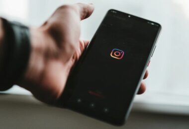 Instagram App, Instagram Logo, Instagram Handy, Instagram Stories, wie funktioniert der Instagram Algorithmus Stories