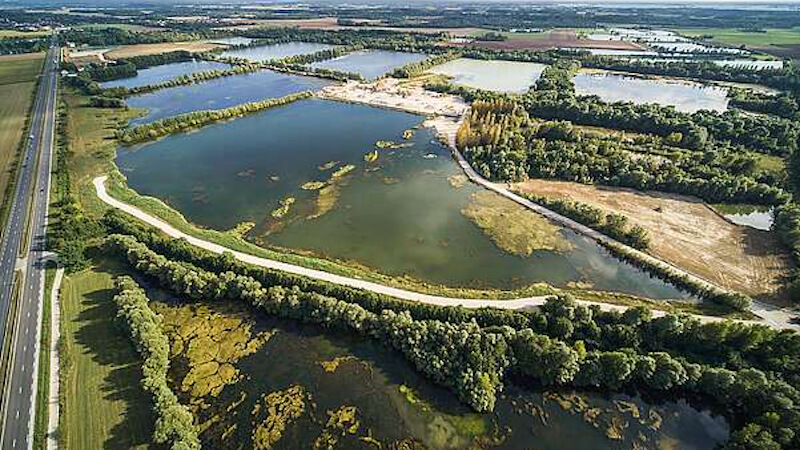 schwimmende Solaranlage, schimmende Solarfarm, Frankreich, Solar, Solaranlage