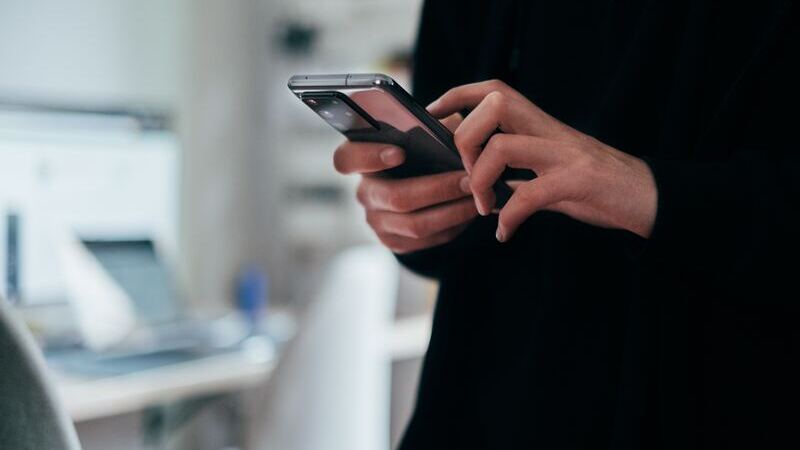 Das passiert, wenn du täglich eine Stunde weniger dein Smartphone nutzt