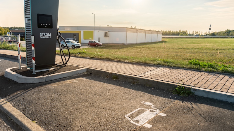 E-Autos Ladesäulen, Elektroautos, Elektromobilität, Stromtankstelle, Ladestation