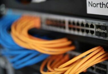 Netzwerkschrank IT-Infrastruktur Unternehmen optimieren Sicherheit Effiziente Organisation Server Switches Router Patchpanels Kabel