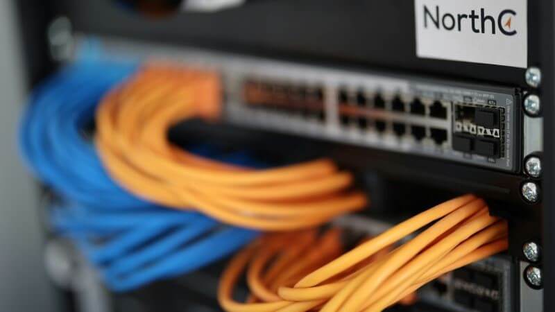 Netzwerkschrank IT-Infrastruktur Unternehmen optimieren Sicherheit Effiziente Organisation Server Switches Router Patchpanels Kabel