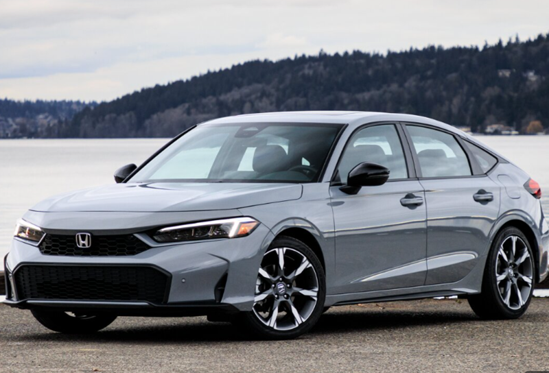 Ein grauer Honda Civic Hybrid 2025.