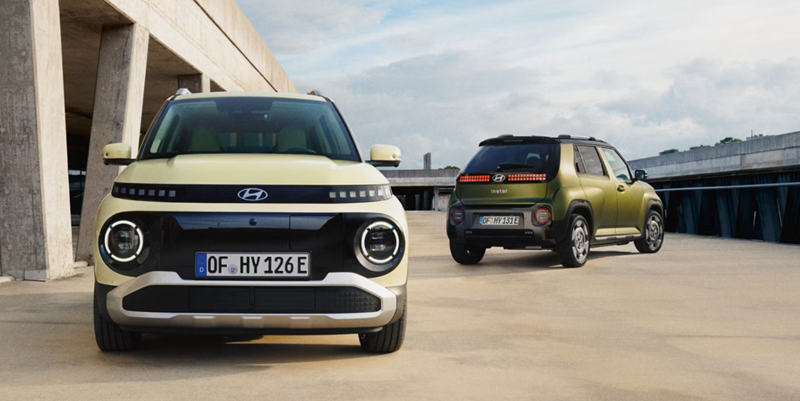 Zwei Hyundai Inster.