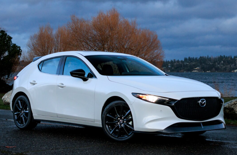Ein weißer Mazda 3 2025.