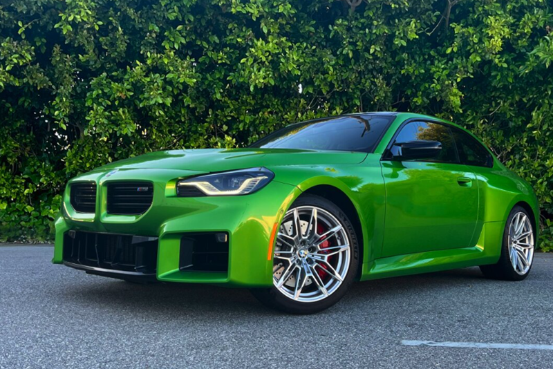 Ein grüner BMW M2 2025.