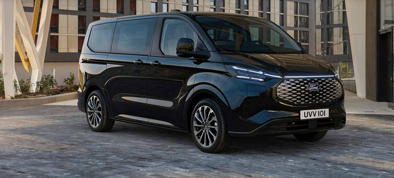 Ein Ford E-Tourneo Custom 340 L1 BEV.