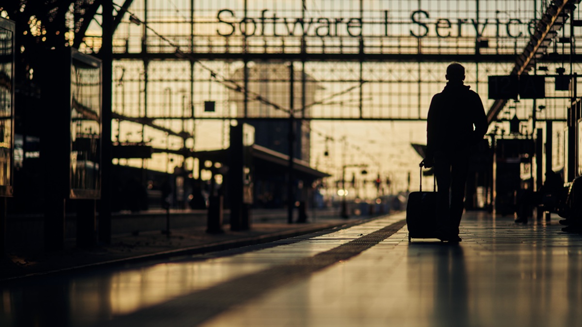 Ein Reisender am Bahnhof Frankfurt am Main in der Abendsonne.