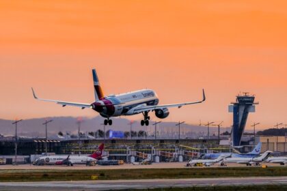 Eine Eurowings-Maschine mit Avis-Lackierung im Sonnenuntergang am Flughafen Nürnberg.