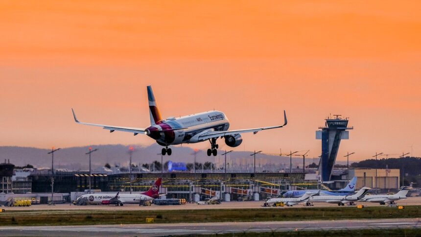 Eine Eurowings-Maschine mit Avis-Lackierung im Sonnenuntergang am Flughafen Nürnberg.