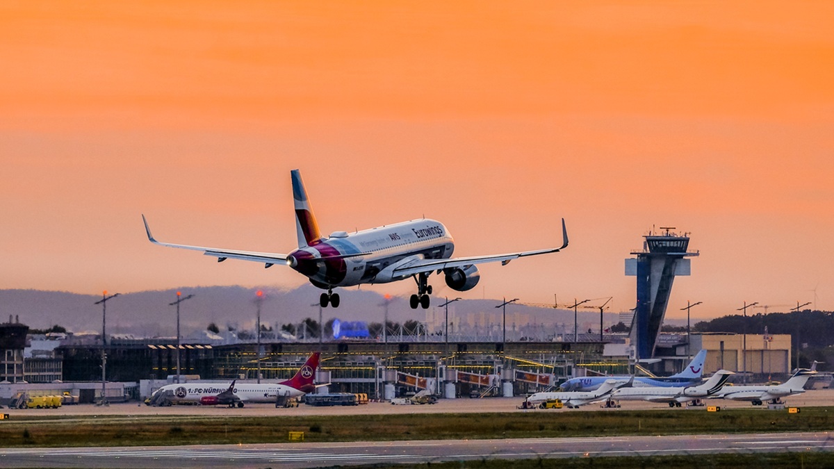 Eine Eurowings-Maschine mit Avis-Lackierung im Sonnenuntergang am Flughafen Nürnberg.