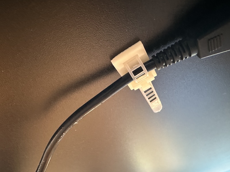 Kabelmanagement mit Plastikclips