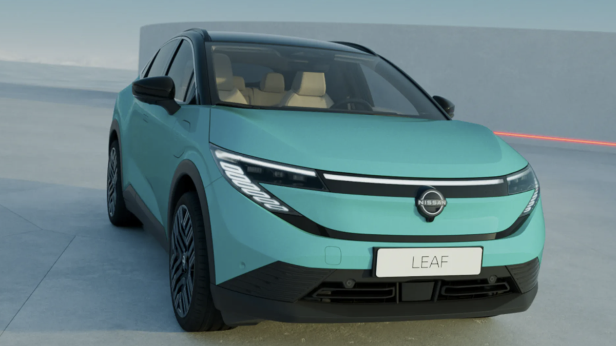 Ein vollelektrischer Nissan Leaf in Türkis aus dem Jahr 2025.