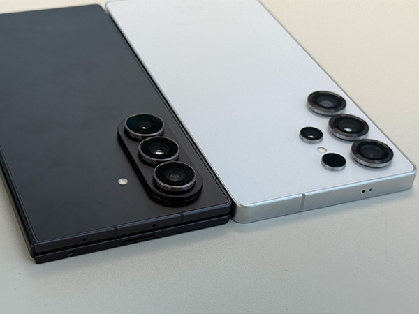 Das Galaxy Z Fold7 ist zusammengefaltet so dick wie ein normales Smartphone