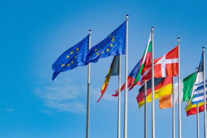 Flaggen EU Länder Wind Himmel Deutschland Dänemark Italien Griechenland