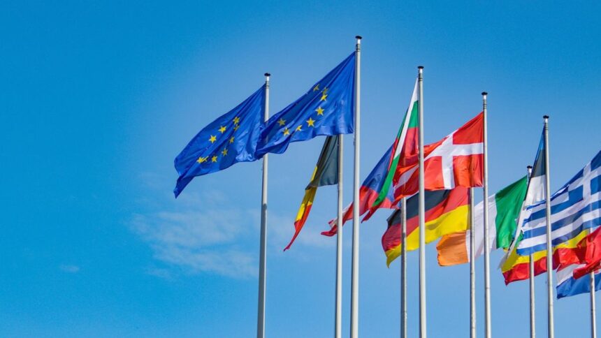Flaggen EU Länder Wind Himmel Deutschland Dänemark Italien Griechenland