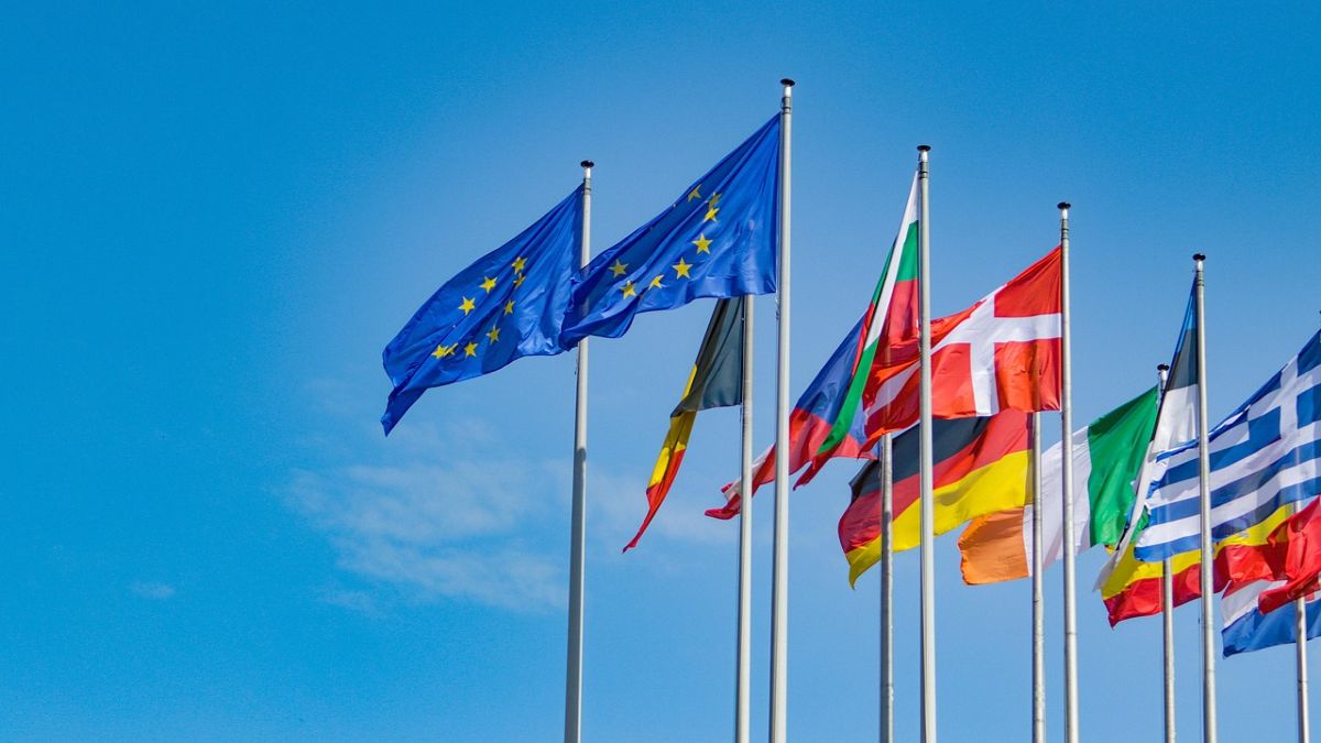 Flaggen EU Länder Wind Himmel Deutschland Dänemark Italien Griechenland