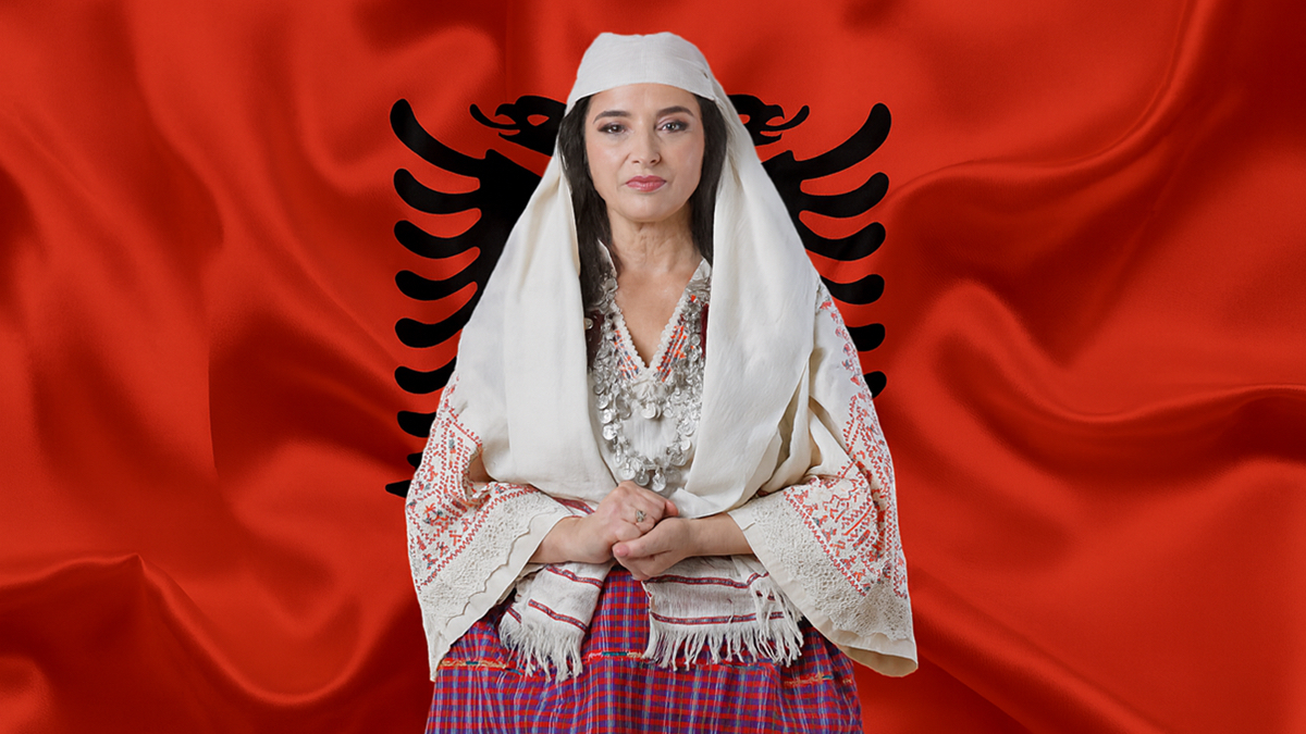 Die Ministerin für Künstliche Intelligenz, Diella, vor einer Albanien-Flagge.